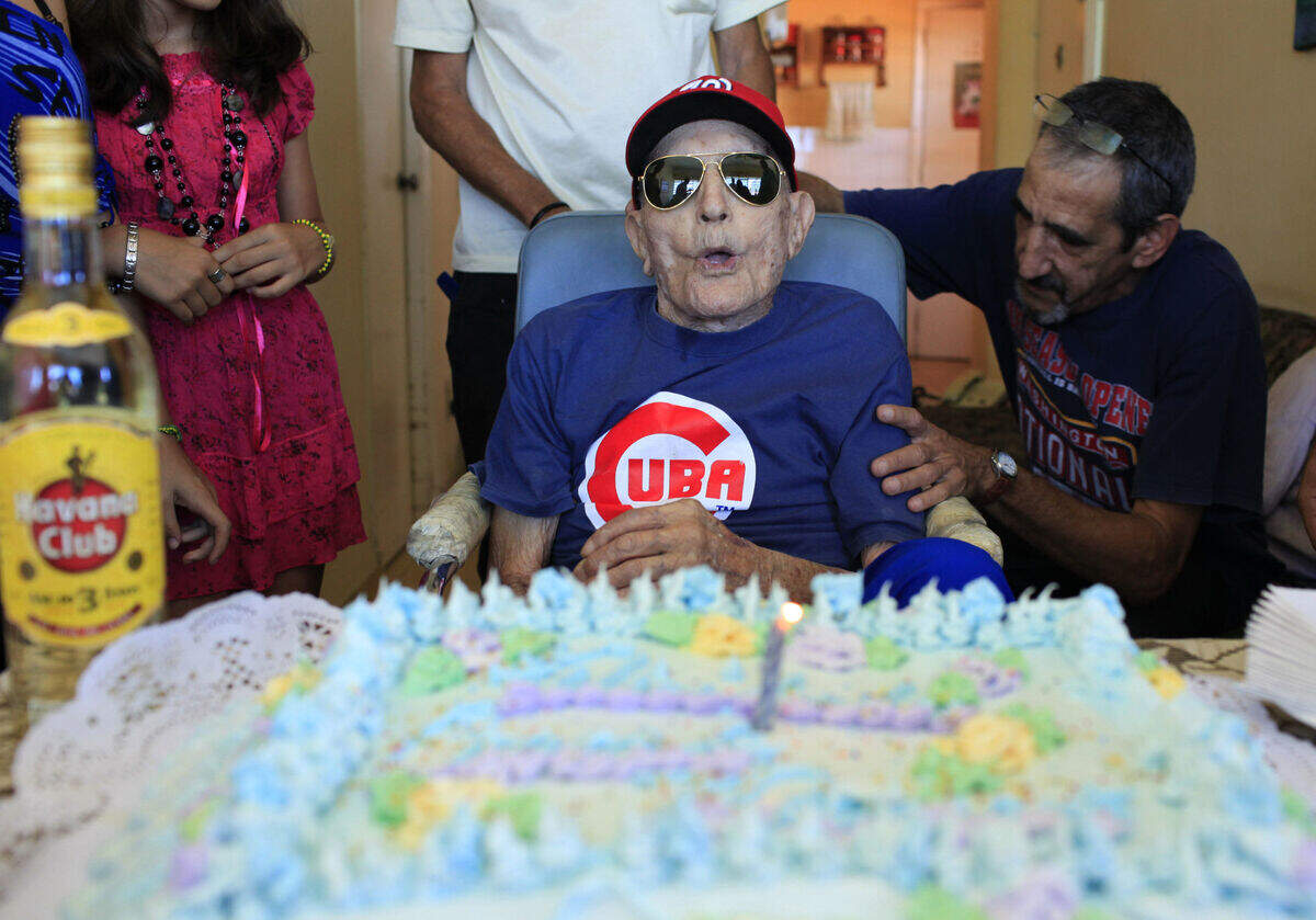 Conrado Marrero en la fiesta de su cumpleaños 102 el 25 de abril de 2013 en La Habana.
