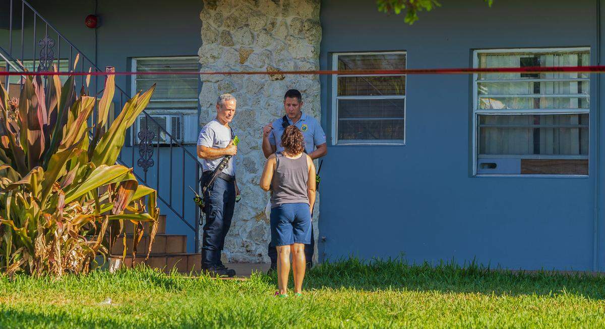 Bomberos de Miami-Dade hablan con un residente del complejo de apartamentos Hemingway Villa, ubicado en 9375 SW 40th Terrace, luego de que se produjo una fuga de gas que provocó que algunas personas fueran trasladadas a hospitales, el martes 04 de junio de 2024.