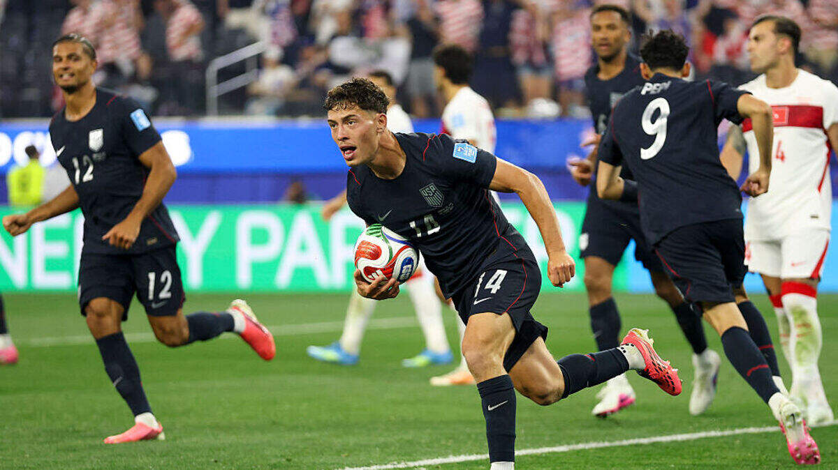 El jugador de Estados Unidos Sebastian Berhalter celebra tras anotar un gol ante Turquía, en el partido del Grupo D efectuado el 25 de junio de 2026 en Inglewood, California.