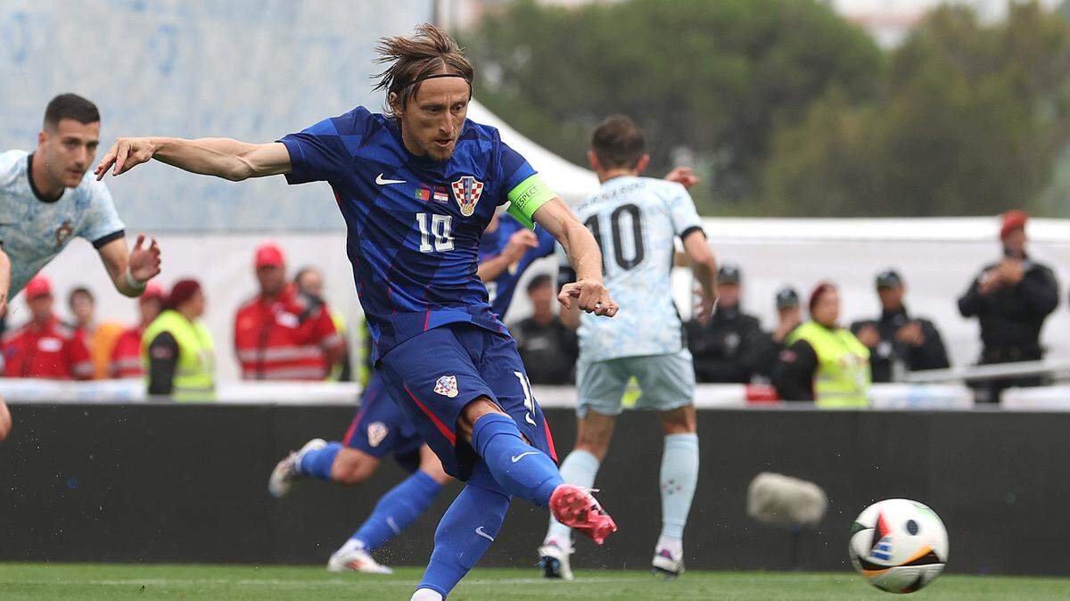 El mediocampista de Croacia Luka Modric anota un gol de penal en el partido amistoso ante Portugal, celebrado el 8 de junio de 2024 en Lisboa.