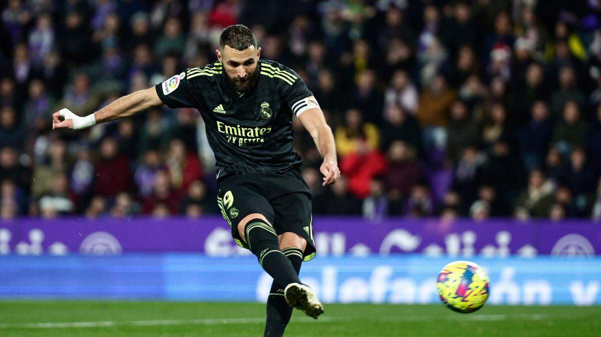  Karim Benzema logró un doblete, con un gol de penalti y otro a placer tras un pase de Camavinga, y dejó al Real Madrid líder de LaLiga, a la espera de lo que haga el Barcelona el sábado ante el Espanyol, en un partido en el que el Real Valladolid mereció más, pero se topó con un gran Courtois (0-2).