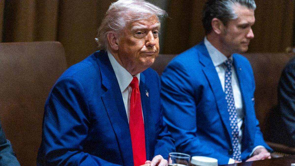 El presidente Donald Trump afirmó este domingo que no habrá ninguna “excepción” arancelaria para los productos electrónicos como “smartphones”, al precisar que seguían sujetos a un gravamen del 20% en “una categoría arancelaria diferente”. En la foto, Trump lidera una reunion de su Gabinete en la Casa Blanca, el jueves 10 de abril de 2025. A su lado esta el secretario de Defensa, Pete Hegseth.