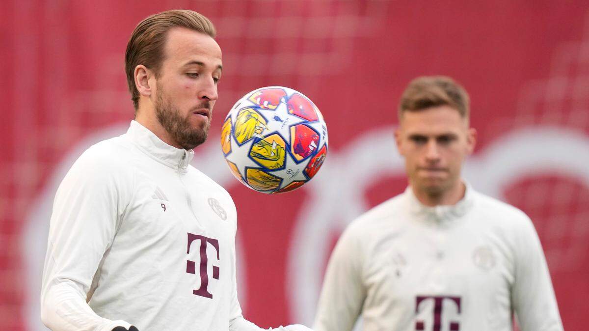 El delantero del Bayern Munich Harry Kane (izq.) controla la pelota en un entrenamiento previo al partido de vuelta de octavos de final de la Liga de Campeones ante Lazio, el lunes 4 de marzo de 2024.