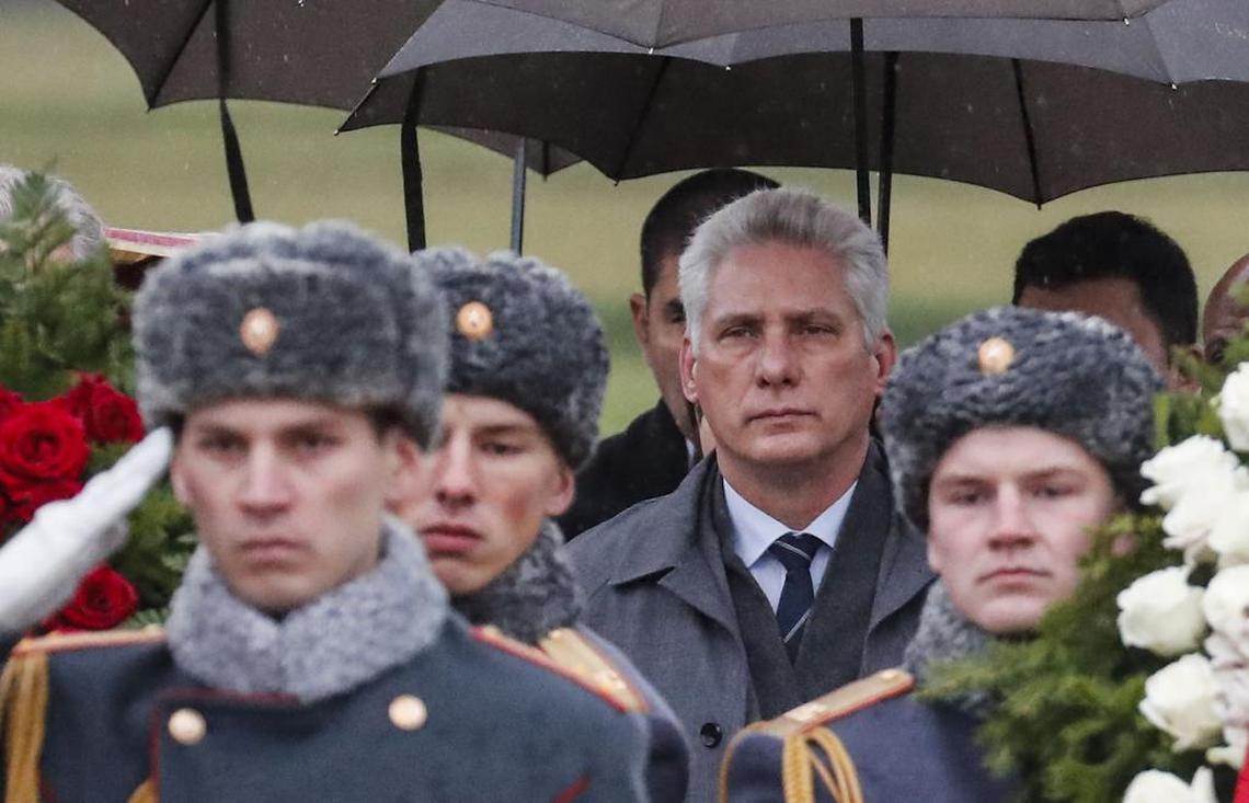 El gobernante de Cuba, Miguel Díaz-Canel Bermúdez participa en la ceremonia de colocación de coronas en el memorial de la Segunda Guerra Mundial en el cementerio Piskaryovskoye en San Petersburgo, Rusia. 27 de octubre de 2019.