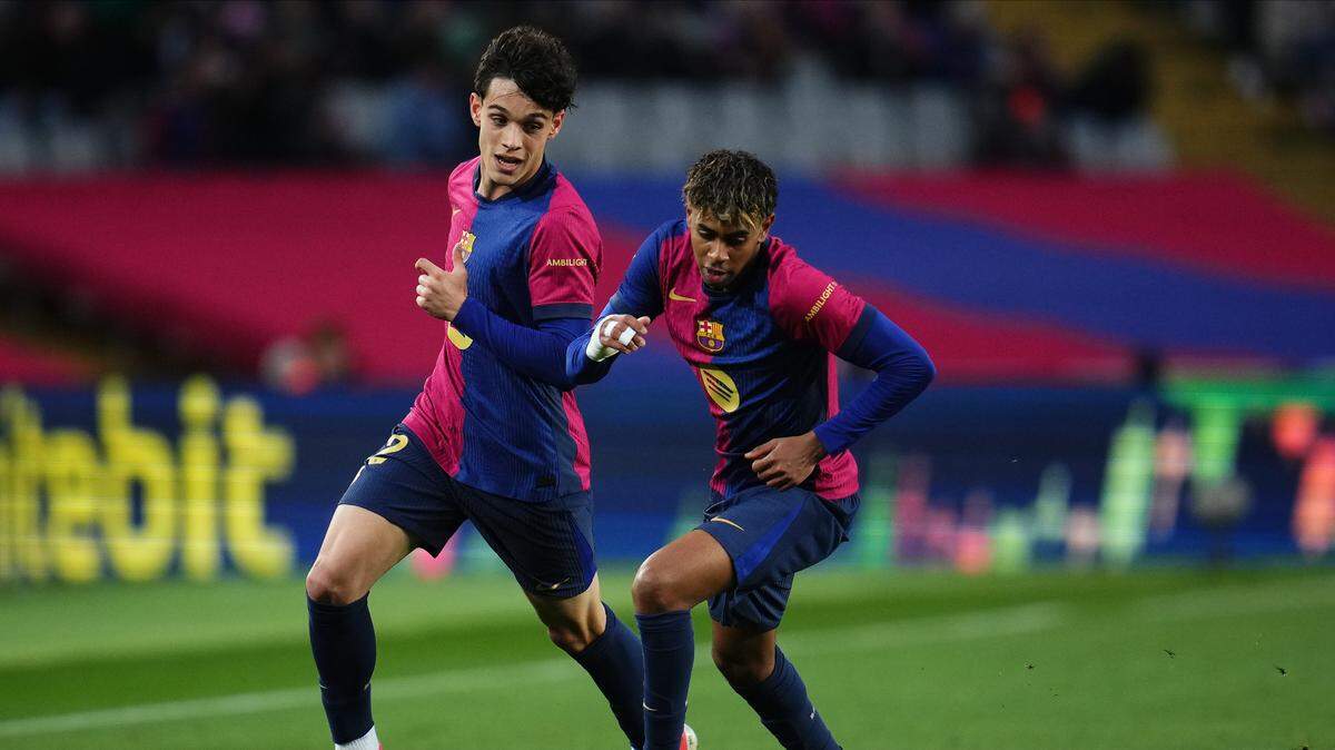 El delantero de Barcelona Lamine Yamal y su compañero de equipo Héctor Fort durante una jugada contra la Real Sociedad, en el partido de la liga española celebrado el 2 de marzo de 2025 en Barcelona.