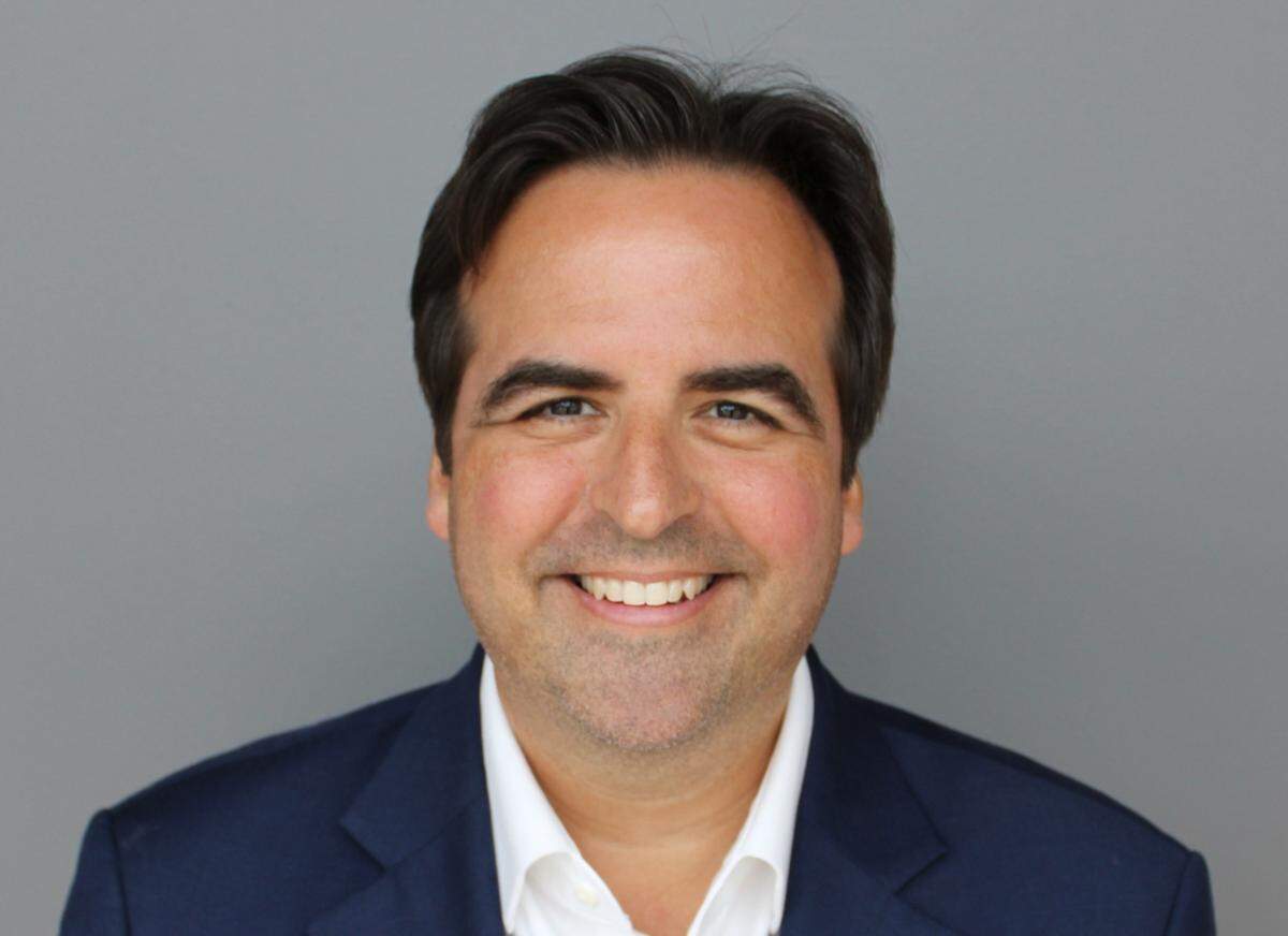Ricardo Álvarez-Díaz es cofundador de la firma de arquitectura y diseño de interiores más grande del Caribe, Álvarez-Díaz & Villalón. Es reconocido por su liderazgo, espíritu empresarial y experiencia en diseño para fomentar el redesarrollo comunitario, la educación y la sostenibilidad.