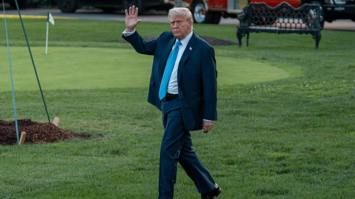 El presidente Donald Trump sale de la Casa Blanca rumbo a la reunión de la Asamblea General de la ONU en Nueva York, Estados Unidos, el 22 de septiembre de 2025.