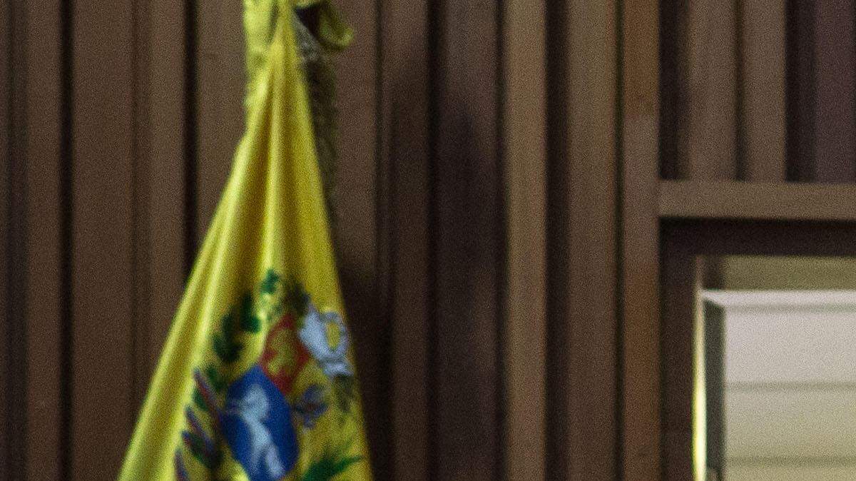 El presidente del Tribunal Supremo de Justicia de Venezuela (TSJ), el magistrado Maickel Moreno (2-d), llega a una rueda de prensa acompañado por los magistrados María Ameliach (i) y Juan Mendoza (d) este sábado 1 de abril de 2017, en Caracas (Venezuela). 