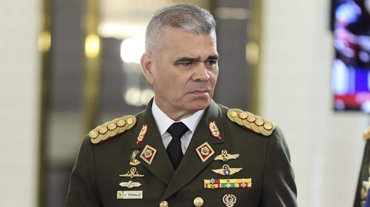 El ministro de Defensa de Venezuela, Vladimir Padrino, asiste a una conferencia de prensa ofrecida por el presidente de Venezuela, Nicolás Maduro, en el Hotel Melia Caracas el 1 de septiembre de 2025 en Caracas, Venezuela.