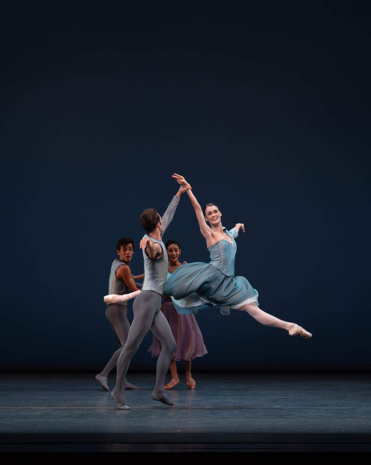 Hannah Fischer en “Rosas del Sur (Tres Valses para Toby)”, coreografía de Alexei Ratmansky.