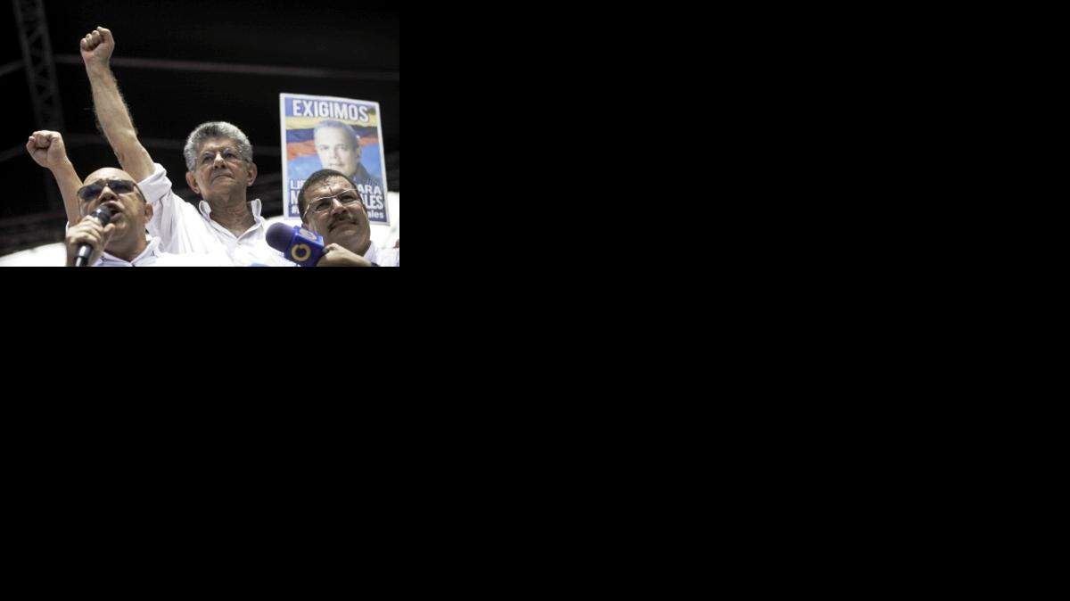 Jesús Torrealba, secretario genaral de la Mesa de la Unidad (izq.) y Henry Ramos Allup (centro), durante la marcha opositora del 1ro de septiembre en Caracas. 