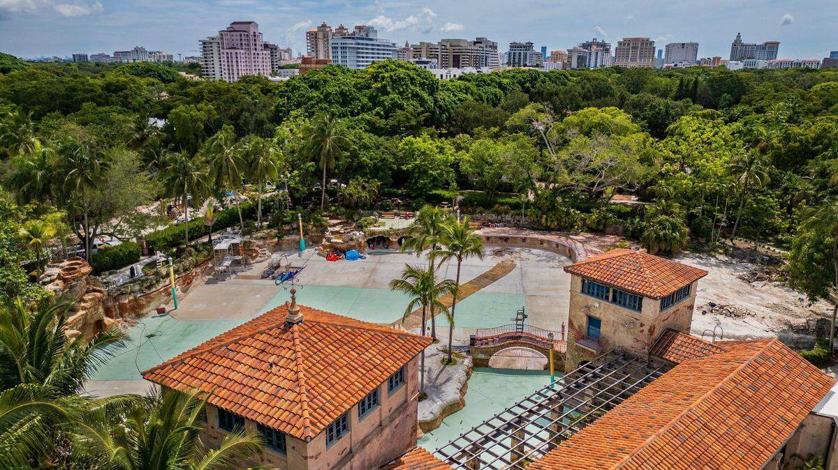 Vista aérea de la Venetian Pool en Coral Gables el martes 22 de julio de 2025, durante sus renovaciones. La piscina ha estado cerrada al público desde octubre de 2024 y su apertura está prevista para diciembre.
