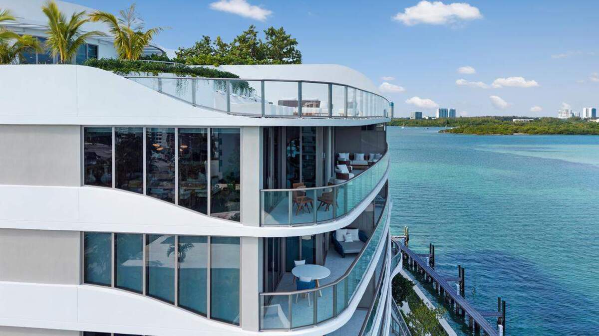 Vista exterior de Onda Residences en Bay Harbor Islands, Florida.