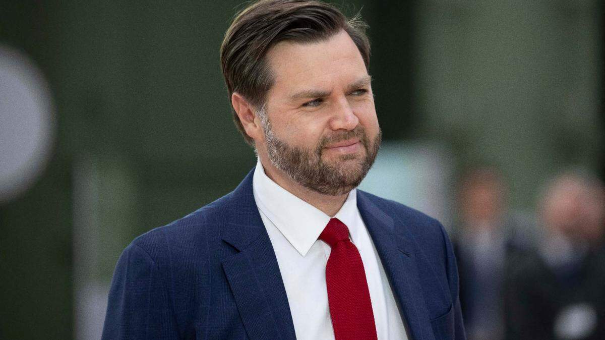 El vicepresidente de Estados Unidos, J.D. Vance, antes de la última sesión plenaria en la Cumbre de Acción sobre Inteligencia Artificial (IA), en el Grand Palais de París, el 11 de febrero de 2025.