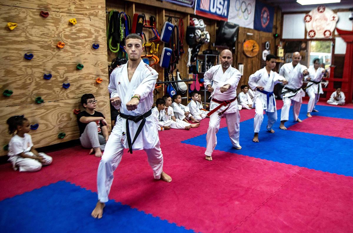 El karateca del equipo de Estados Unidos Edgar Torres, cinturón negro, segundo Dan, se entrena en el Art & Sport Center Bushido JKS en Hialeah, el 14 de septiembre de 2022.