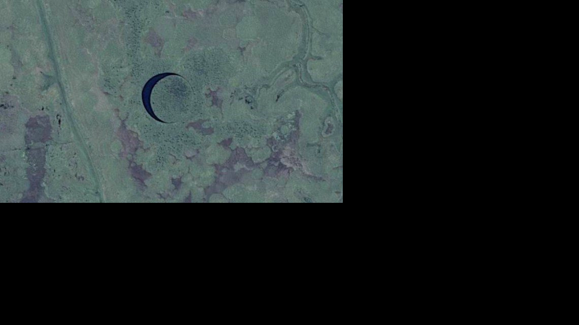 La isla se mueve y flota sobre un fino canal de agua que la rodea, también de estructura circular.