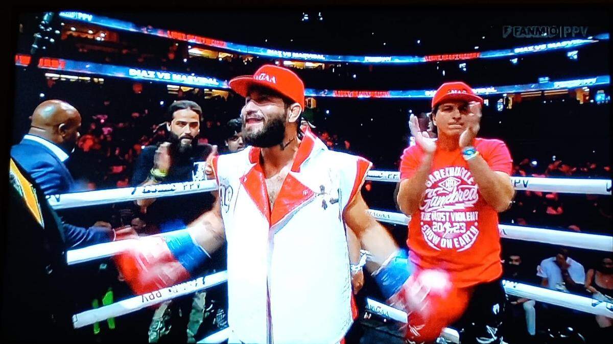 Paulino Hernández (d) estuvo en la esquina de Jorge Masvidal para la pelea contra Nate Diaz.