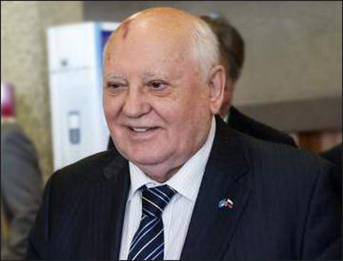 El último dirigente soviético, Mijaíl Gorbachov (c), abandona el Centro Internacional de Conferencias de Ginebra (Suiza) después de inaugurar el acto de celebración del 20 aniversario de la Cruz Verde Internacional, fundada por Gorbachov en 1993, el lunes 2 de septiembre de 2013. EFE/Salvatore Di Nolfi