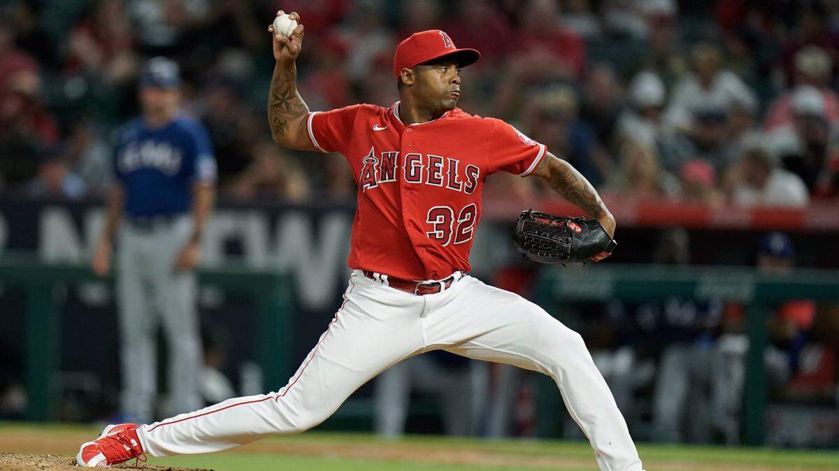 El cerrador cubano Raisel Iglesias pasó desde los Angelinos a los Bravos de Atlanta en el último día de cambios en las Grandes Ligas.