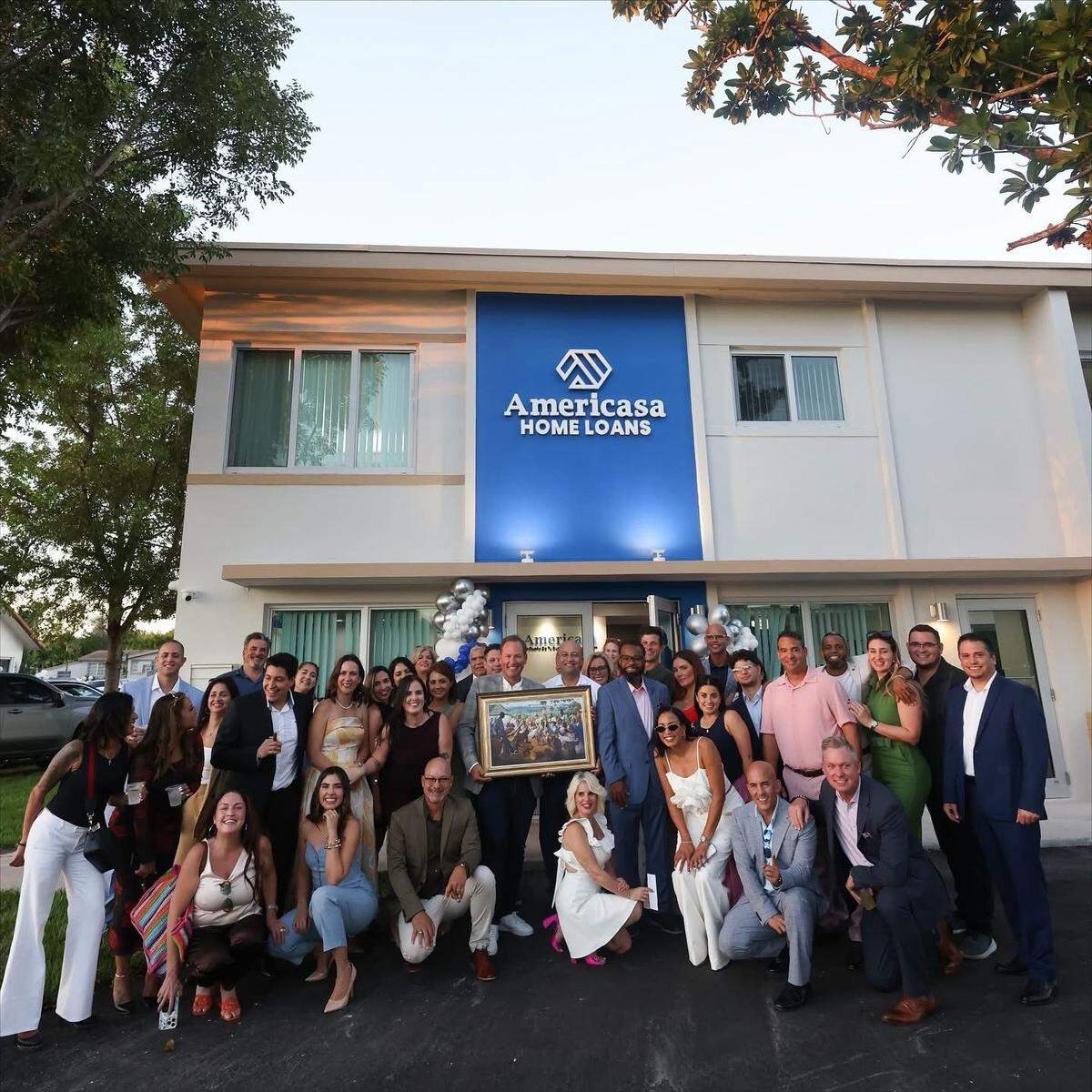 El equipo de la compañía hipotecaria Americasa, en el vecindario de Westchester, en Miami, ayuda a hispanos que necesitan soluciones flexibles para calificar para comprar casa.