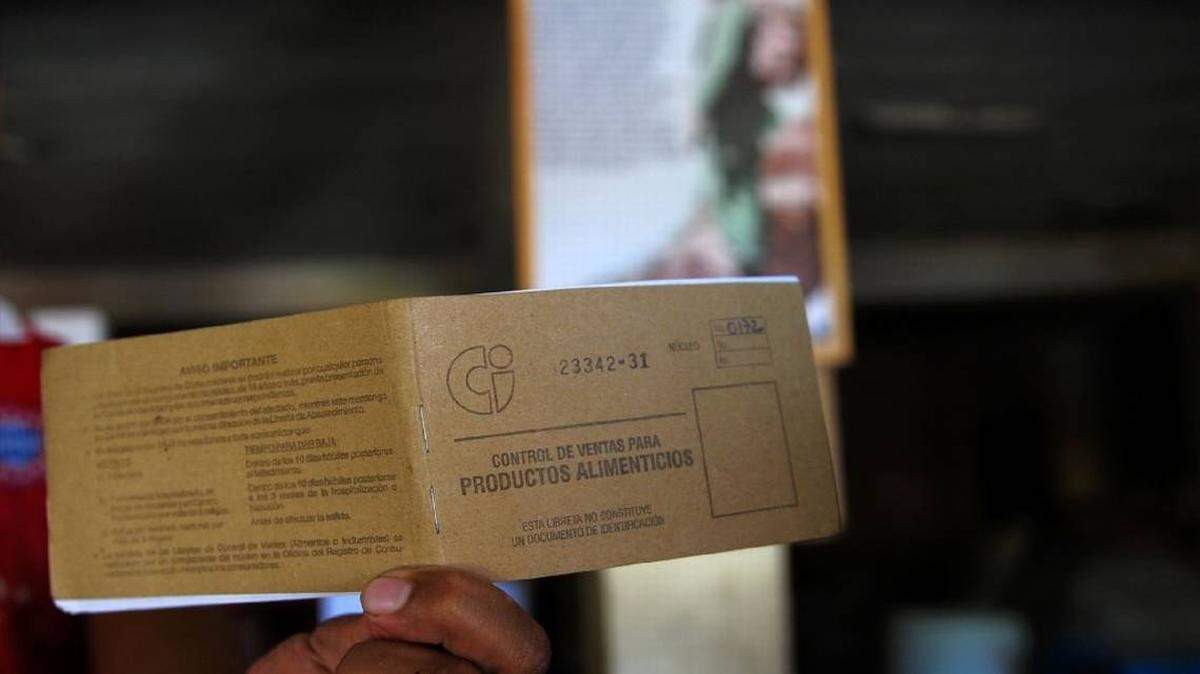 Raúl Castro terminaró su mandato de 12 años y una de sus promesas inconclusas fue la eliminación de la libreta de racionamiento. Archivo.