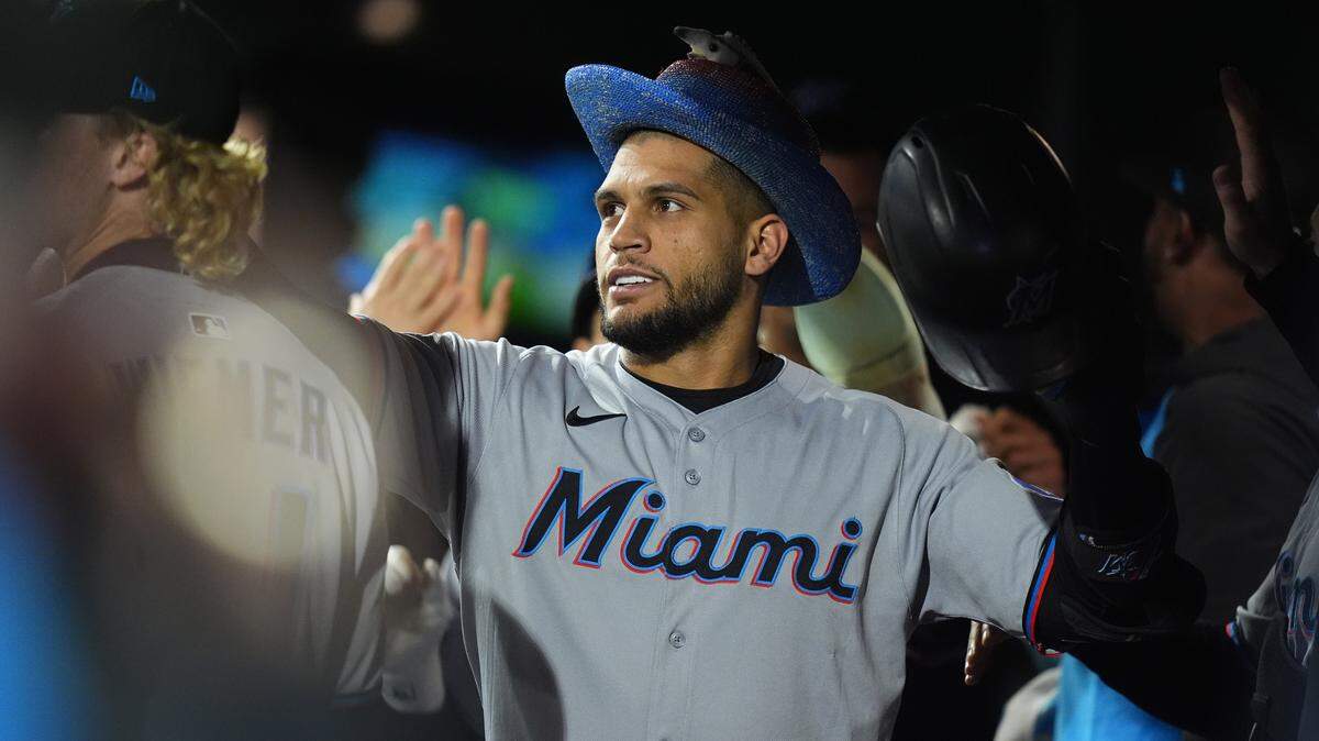 El receptor de los Marlins de Miami Agustín Ramírez celebra en el dugout tras batear un jonrón en el octavo inning del partido ante los Rockies, celebrado el 17 de septiembre de 2025 en Denver, Colorado.