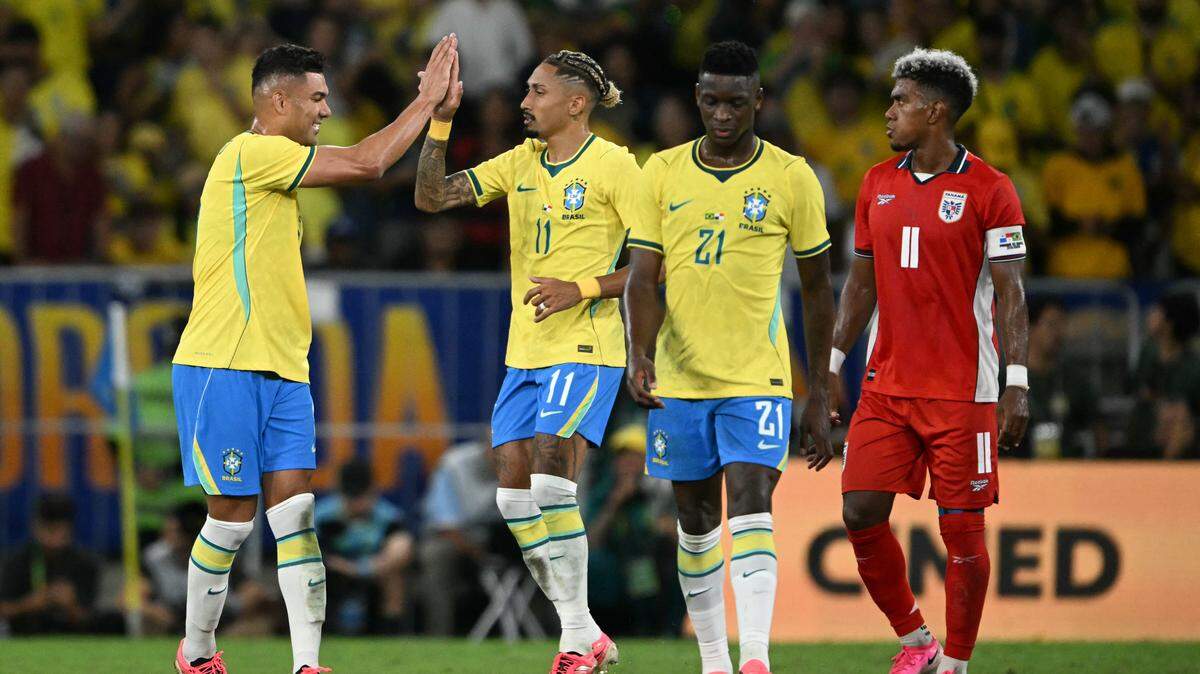 El centrocampista de Brasil Casemiro (izq.) celebra con su compañeros Raphinha (#11) y Luiz Henrique, tras marcar el segundo gol de su equipo durante el partido amistoso ante Panamá, disputado en el estadio Maracaná de Río de Janeiro, Brasil, el 31 de mayo de 2026.