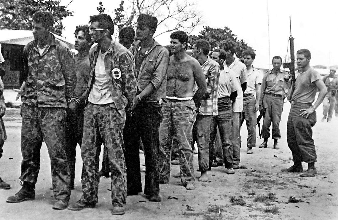 Miembros de la Brigada 2506 después de su captura por fuerzas castristas en abril de 1961, en Bahía de Cochinos.