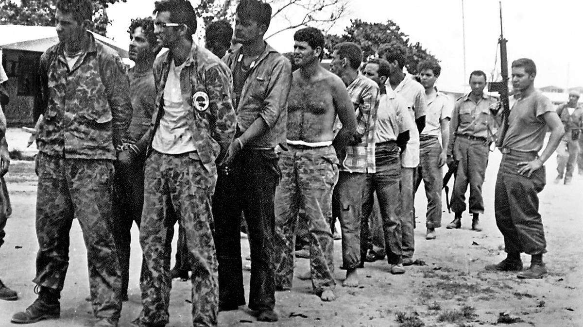 Miembros de la Brigada 2506 después de su captura por fuerzas castristas en abril de 1961, en Bahía de Cochinos.
