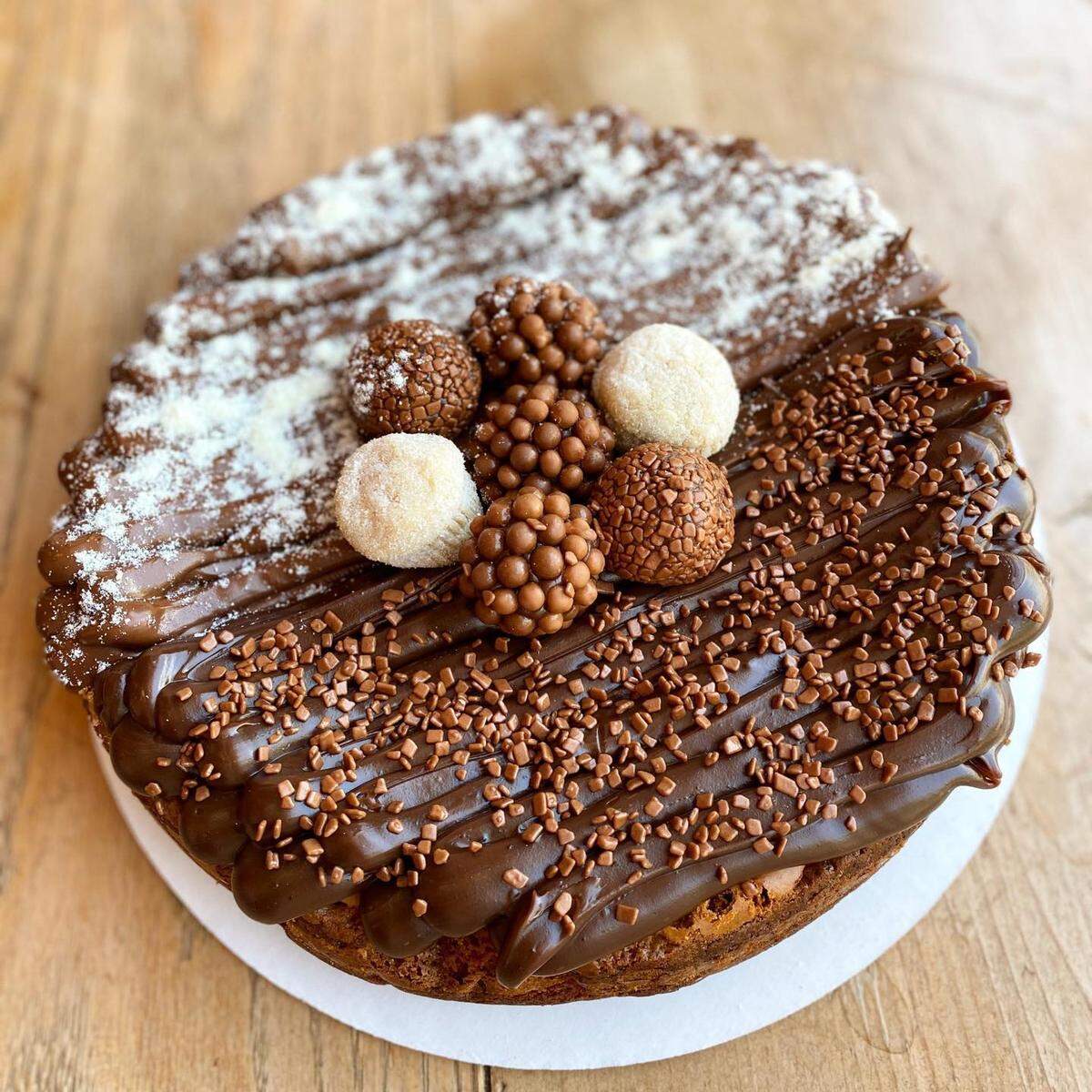 Pastel de brownie decorado con brigadeiros confeccionado en la repostería brasileña Oh My Gosh Brigadeiros ubicada en Coral Gables.