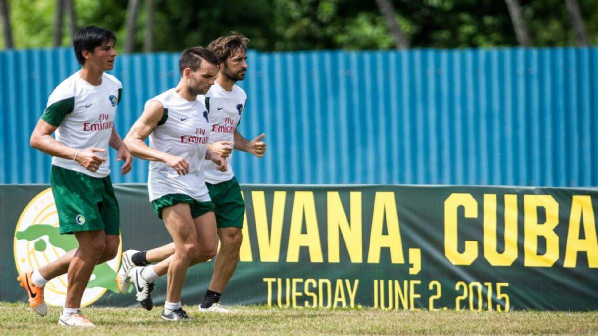  Raúl González (der.), ex estrella del Real Madrid y jugador del Cosmos de Nueva York, entrena con dos compañeros de equipo en el estadio Pedro Marrero de La Habana, el lunes 1 de junio. 