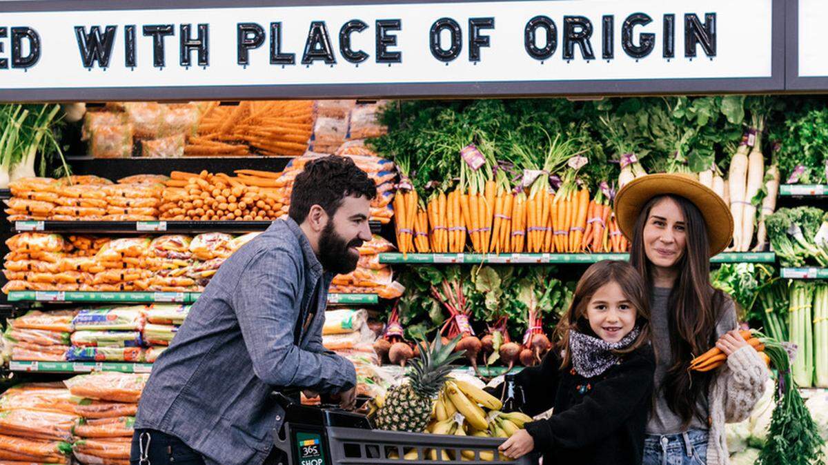 Andrea Duclos, su esposo, el chef Alex Bustamante, y su hija Marlowe de compras en el supermercado. Duclos es una bloguera sobre comida vegana, su marido es chef en restaurante Breakers, y su hija es también vegana.
