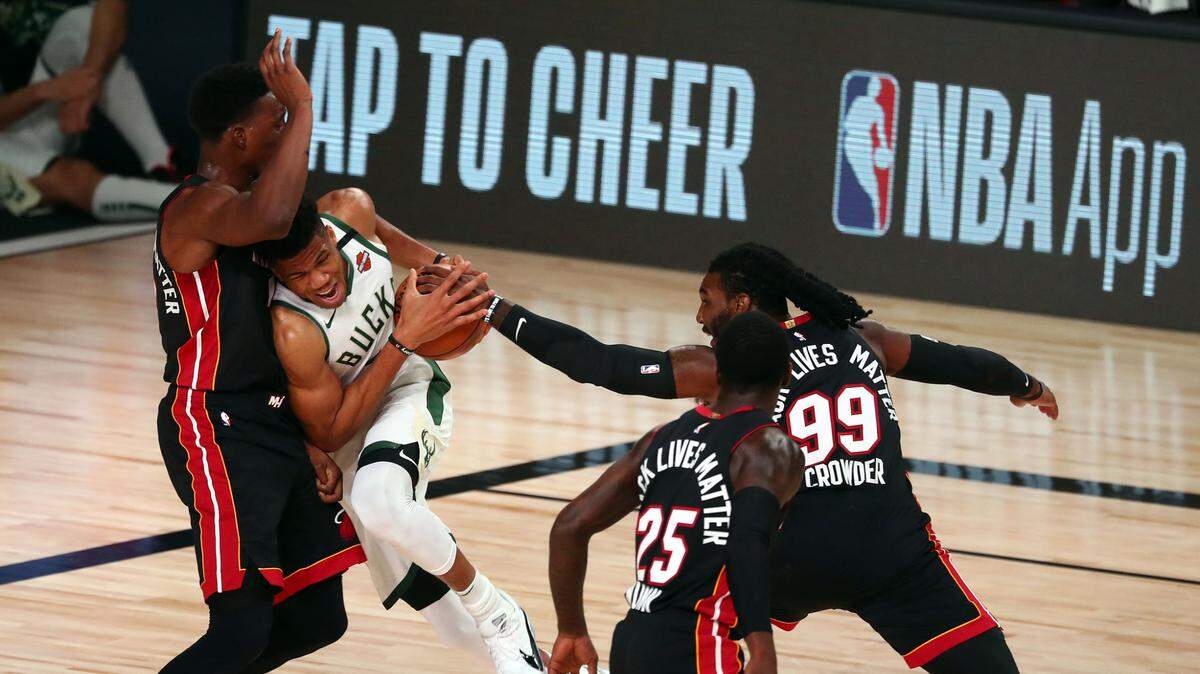 La estrella de los Bucks de Milwaukee Giannis Antetokounmpo entra al aro ante la defensa del Heat de Miami, en el partido celebrado el 6 de agosto de 2020 en Lake Buena Vista, Florida.