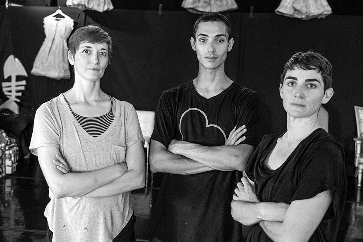 Los bailarines de brigid baker wholeproject Amy Trieger (izq), Isaiah González (centro) y Meredith Barton (dcha), tres artistas virtuosos que provocan un fuerte sentimiento de admiración y asombro en cada una de sus actuaciones.