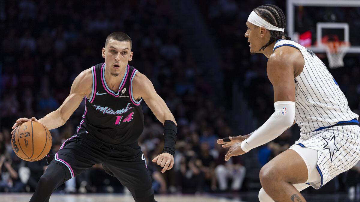 El jugador del Heat Tyler Herro (izq.) trata de pasar la marca de Paolo Banchero, del Magic de Orlando, en el partido celebrado el 14 de marzo de 2026 en Miami.
