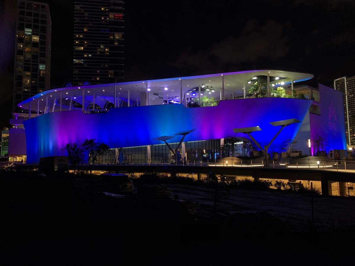 Los creadores de ‘Light the City’ también iluminaron el Museo Frost.