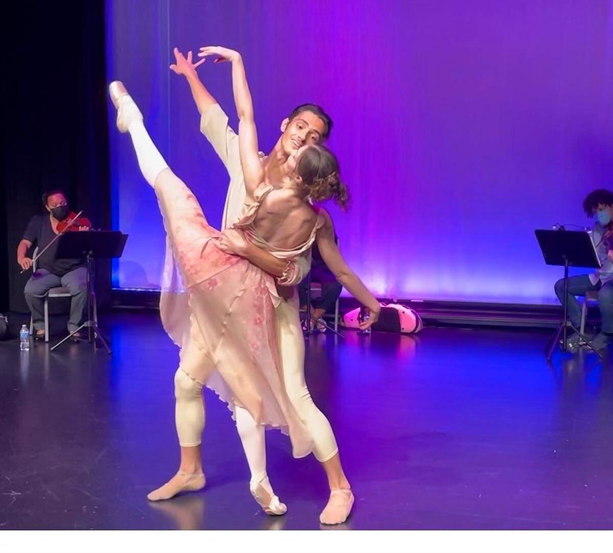 Emily Ricca y su compañero de baile, Isaiah González.
