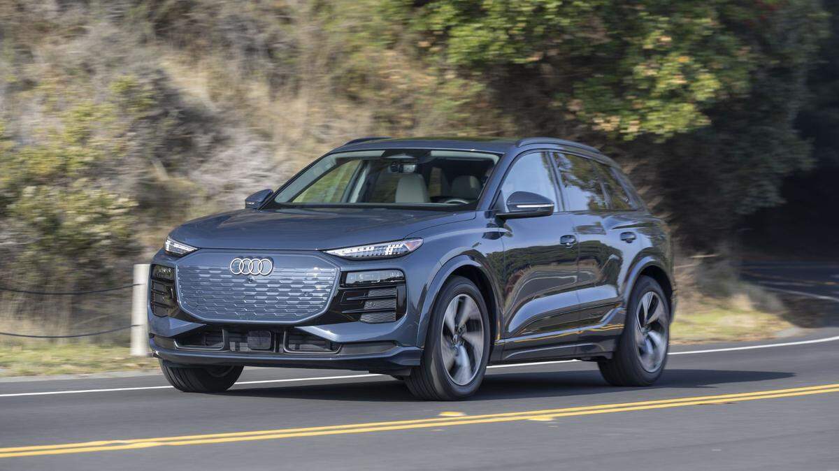 El nuevo Audi Q6 e-tron Quattro del 2025 —totalmente eléctrico— es sin duda un triunfo para la marca, que define una nueva y emocionante era de electrificación e innovación.