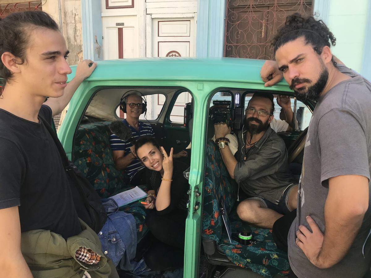 La directora Carla Forte con parte del equipo de filmación de ‘Conejo’: Desde la izq: Edgar Vallés, Félix Riera, Alexey Tarán y Melvin Álvarez.