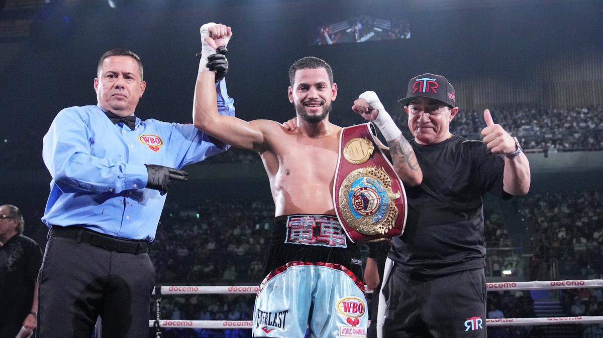 Robeisy Ramírez e Ismael Salas tras la victoria del pugilista cubano por nocaut ante el japonés Satoshi Shimizu, el martes 25 de julio de 2023 en Tokio.