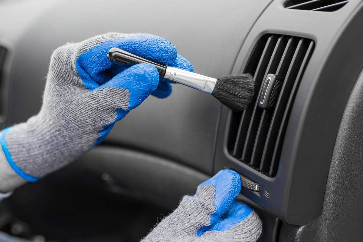 Utiliza un cepillo suave o un plumero de microfibra para barrer suavemente el polvo y los residuos sueltos de las rejillas de ventilación.