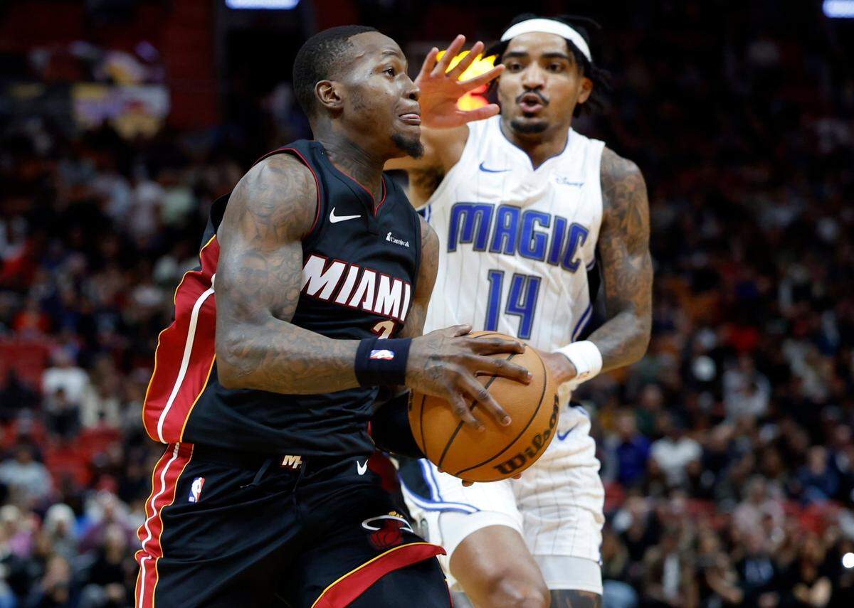 El jugador del Heat Terry Rozier entra al aro ante la marca de Gary Harris, del Magic de Orlando, en el partido celebrado el 6 de febrero de 2024 en Miami.