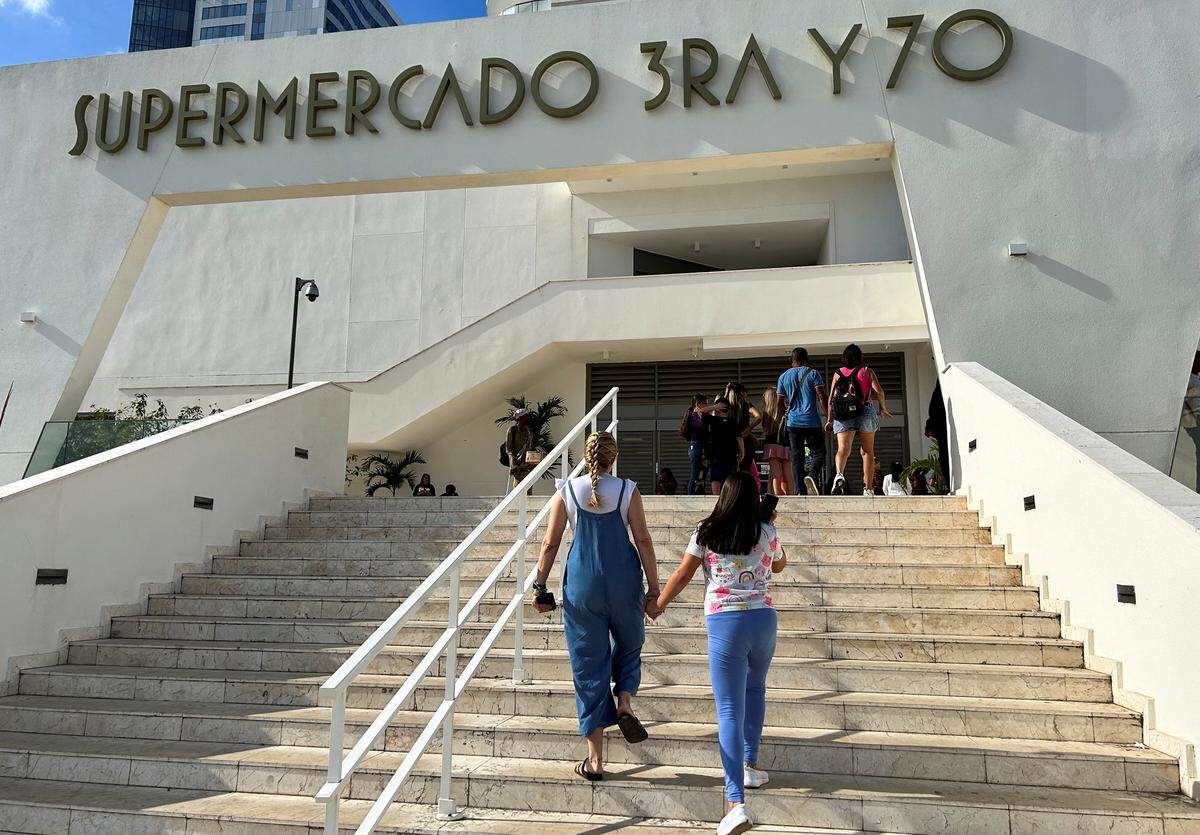 People enter the new dollar-only supermarket '3rd and 70th' in Havana on June 10, 2025. The confiscation of businesses is provided for in the Cuban legal code. The government can use it as a weapon of political and economic control.