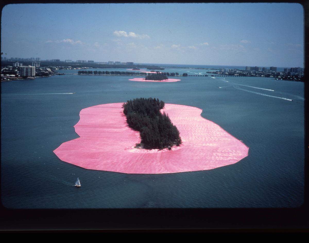 Photo of ‘Surrounded Islands’ that shows the floating pink fabric surrounding little manmade islands in Biscayne Bay.