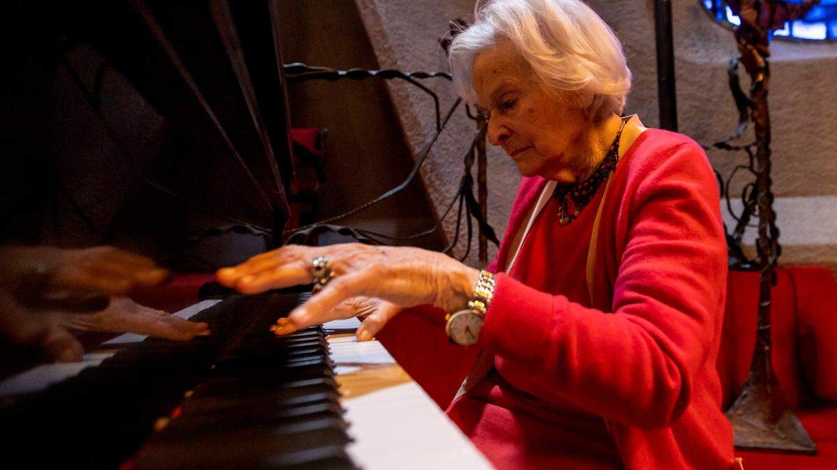 Ruth Greenfield, a los 98, tocando el piano en Chapel of Light en el 2022. Ruth Wolkowsky Greenfield murió el 27 de julio de 2023, en Miam