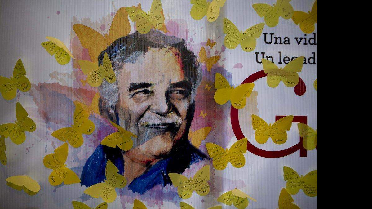 Un cartel del novelista ganador del Premio Nobel Gabriel García Márquez está rodeado de recortes de mariposas amarillas con mensajes, colocado allí por los aficionados, en una librería en la ciudad de México, el viernes 17 de abril, 2015. Los aficionados de Márquez conmemoran el primer aniversario de su muerte este viernes. García Márquez, conocido en toda América Latina y gran parte del mundo simplemente como "Gabo", vivió en México desde hace décadas y escribió algunas de sus obras más conocidas allí, incluyendo la famosa novela "100 años de soledad" en el que las nubes de mariposas amarillas preceden a la llegada de un amante prohibido.