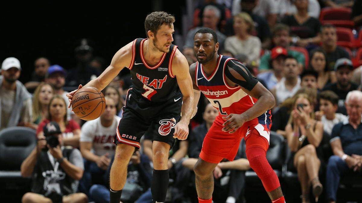 Goran Dragic (izq.) trata de avanzar ante la marca de John Wall en un partido entre el Heat y los Wizards, el 15 de noviembre de 2017 en Miami.