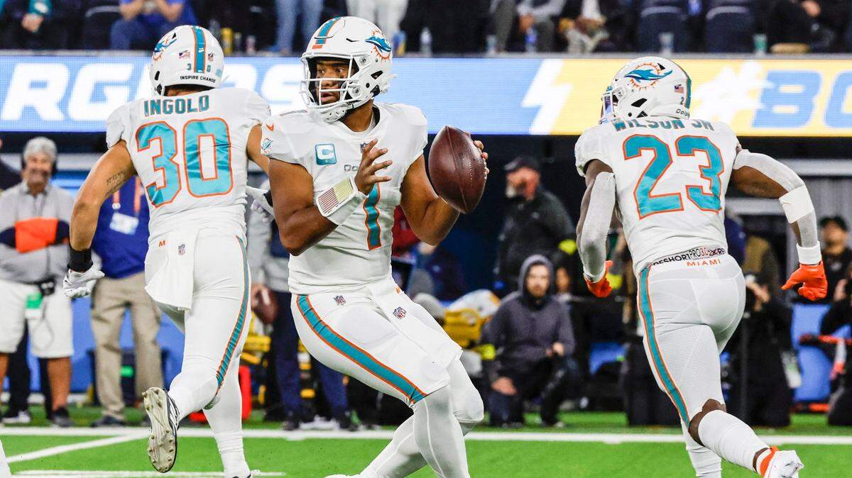 El quarterback de los Dolphins Tua Tagovailoa trata de pasar el ovoide en el partido celebrado el 11 de diciembre de 2022 en el SoFi Stadium en Inglewood, California.