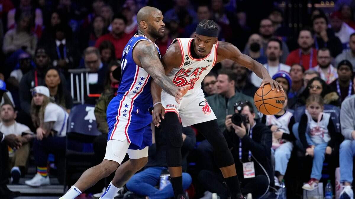 El jugador del Heat Jimmy Butler (der.) trata de pasar la marca de P.J. Tucker, de los 76ers de Filadelfia, en el partido celebrado el 27 de febrero de 2023 en Filadelfia.
