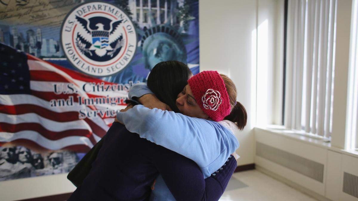 Hay que seguir todos los pasos y requisitos financieros para patrocinar la visa de inmigrante de un familiar.